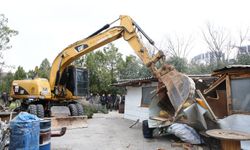 Nilüfer’de kaçak barakalar yıkıldı