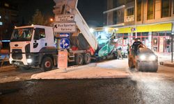 Bornova'da gece asfalt mesaisi