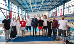 Buca'da 23 Nisan coşkusu havuza taşındı