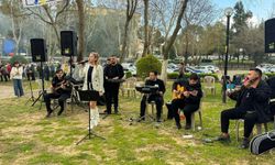 Efeler'de Anneler Günü coşkusu şenlikle taçlanıyor
