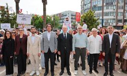 Uluslararası Tiyatro Festivali renkli kortejle açıldı