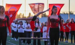 Buca'da yüzlerce kişi "Atam İzindeyiz" yazdı