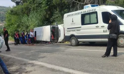 İşçilerini taşıyan minibüs devrildi