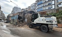 Konak'ta metruk bina yıkımları tam gaz