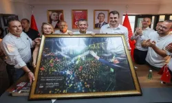 Özgür Özel'in fotoğrafı yeniden duvara asıldı