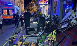 Aydınlatma direğine çarpan otomobil kaldırıma çıktı