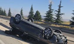 Refüje devrilen otomobilde 8 kişi yaralandı
