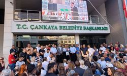 Çankaya Belediyesi önünde Güner'e destek buluşması