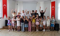 Efeler'de sahne minik yeteneklerin
