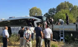 Muğla'da Tur Otobüsü TIR'a Arkadan Çarptı: 2 Ölü, 8 Yaralı
