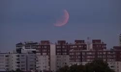 Ay tutulması gökyüzünü kızıl tonlarına bürüdü