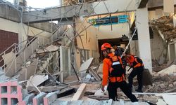 Endonezya'da 7,7 büyüklüğünde deprem: 14 ölü