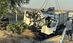 Kamyon bariyerlere çarptı: 2 Ölü
