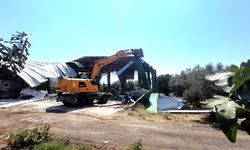 Tarım alanına kaçak yapılan depo yıkıldı