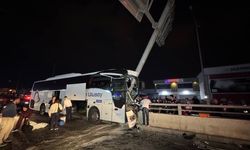 Adana’da yolcu otobüsü tabela direğine çarptı