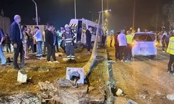 Düğün dönüşü kaza: Minibüs ile ticari araç çarpıştı