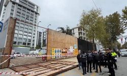 Kadıköy’de inşaat kaplaması yayaların üzerine devrildi