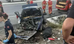 Kontrolden çıkan otomobil refüje çarptı: 2 ölü