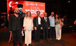 Salihli’de 104. Yıl Coşkusu: Adamlar’dan Unutulmaz Gece