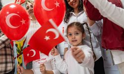 Bornova'da Cumhuriyet Bayramı coşkusu çocuklarla başladı