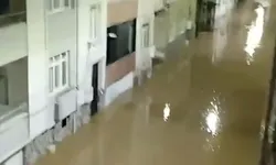 Çanakkale'de sağanak sokakları göle çevirdi