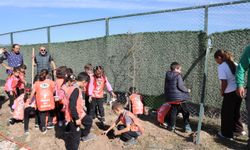 Edremit'te öğrenciler fidanları toprakla buluşturdu