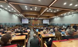 Büyükşehir Meclisi'nde tarihi katılım: Koltuklar merdivenlere taştı!