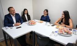 Başkan Eşki'den yurtta kalan öğrencilere anlamlı ziyaret