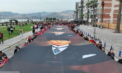 İzmir Ata’ya saygı için 350 metrelik posterle yürüdü