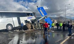 Taylandlı turistleri taşıyan tur otobüsü Denizli'de kaza yaptı