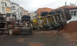 İzmir'de hafriyat kamyonu devrildi