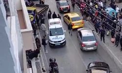 İzmir’de kamyonet yayalara çarpıp iş yerine daldı: 5 yaralı