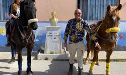 Atıyla, koyboy kıyafetiyle sandık başına gitti