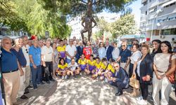Konak'ta Taçsız Kral Metin Oktay anıtı başında anıldı