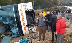 Isparta’da yolcu otobüsü devrildi: Bir ölü, çok sayıda yaralı