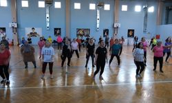 Menemen’de kadınlar zumba kursları ile eğleniyor