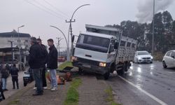 Köşk'te kamyon kazası: Trafik lambası yayanın üzerine devrildi