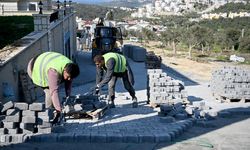 Kuşadası Belediyesi yol yapım çalışmalarına devam ediyor