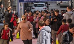 İzmir Büyükşehir Belediyesi'nden çocuklara güvenli ve trafiksiz oyun sokağı!