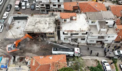 İzmir'in göbeğindeki metruk binalar tarih oluyor