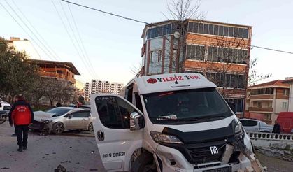 Balıkesir’de servis aracı ile otomobil çarpıştı: 6 yaralı