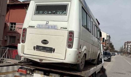 İkiz plaka ile trafikten men edilmiş araçla yolcu taşıyan dolmuşa polis ‘dur’ dedi
