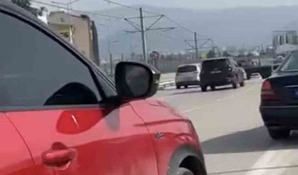 Şerit ihlali yapıp, yol vermeyen sürücünün aracına zarar verdi