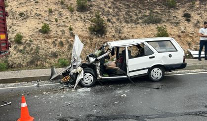 Uşak’ta tırın dorsesine çarpan otomobildeki çift ağır yaralandı