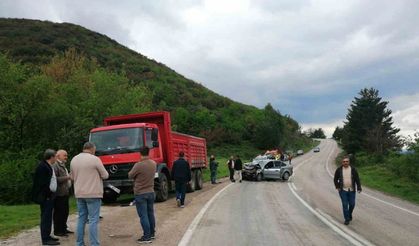Otomobil ile kamyonet çarpıştı: 1 ölü, 1 yaralı