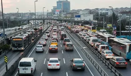 Tatilciler yola çıktı,trafik kilitlendi!