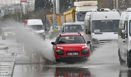 İzmir'de sağanak yaşamı olumsuz etkiledi
