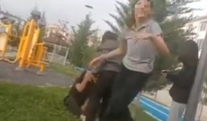 Arkadaşını öldüresiye darbeden kız çocukları o anları da kayda aldılar