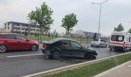Bariyere çarptı yaralandı