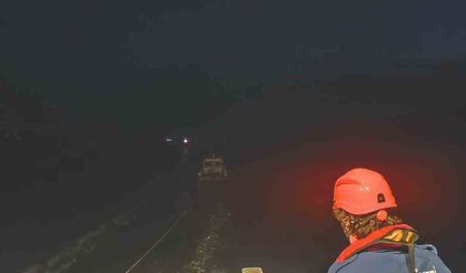 Çanakkale Boğazı’nda makine arızası yapan tekne yedeklenerek çekildi